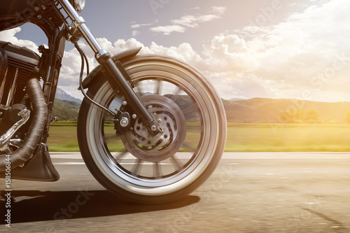 Motorrad fährt auf Straße