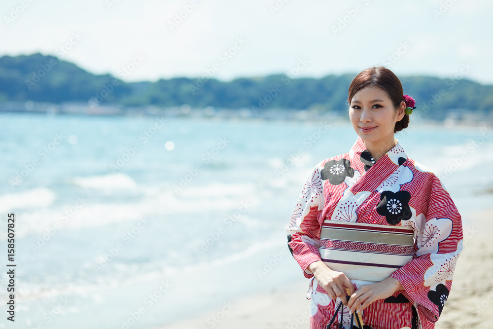 海と浴衣女性