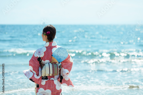 Tableau sur toile 海と浴衣女性