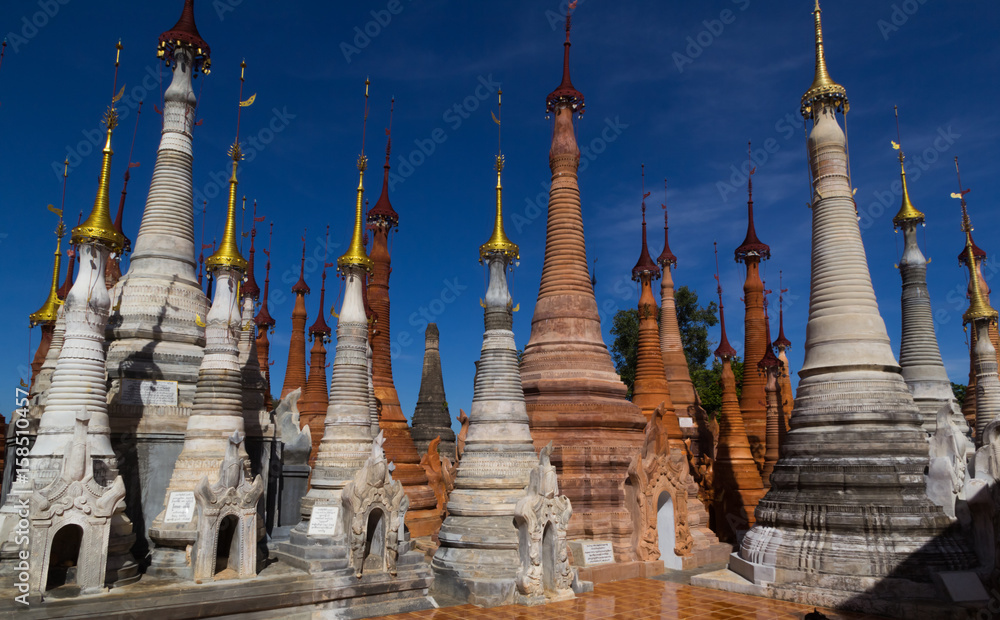 Fototapeta premium Shwe Indein Pagoda, Inle lake, Myanmar