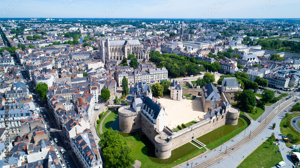 Obraz premium Panorama historycznego centrum Nantes i zamku książąt Bretanii w Loire Atlantique we Francji