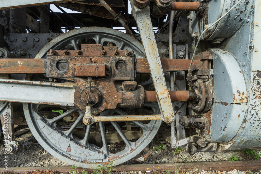 The transmission system locomotive traction on the huge metal wheels