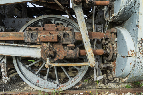 The transmission system locomotive traction on the huge metal wheels