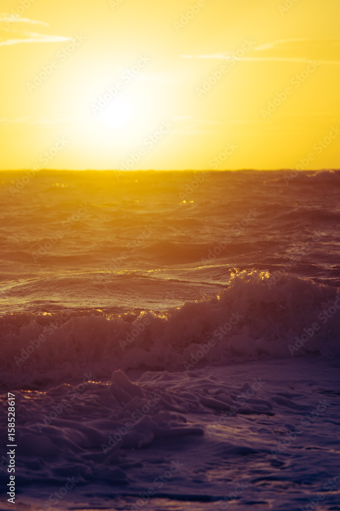 Obraz premium Waves crushing into bubbles background, Sri Lanka