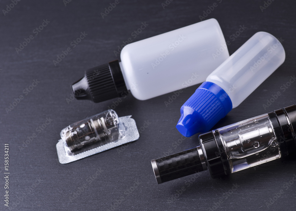 Naklejka premium modern vaporizer boxmod e-cig device on grey background