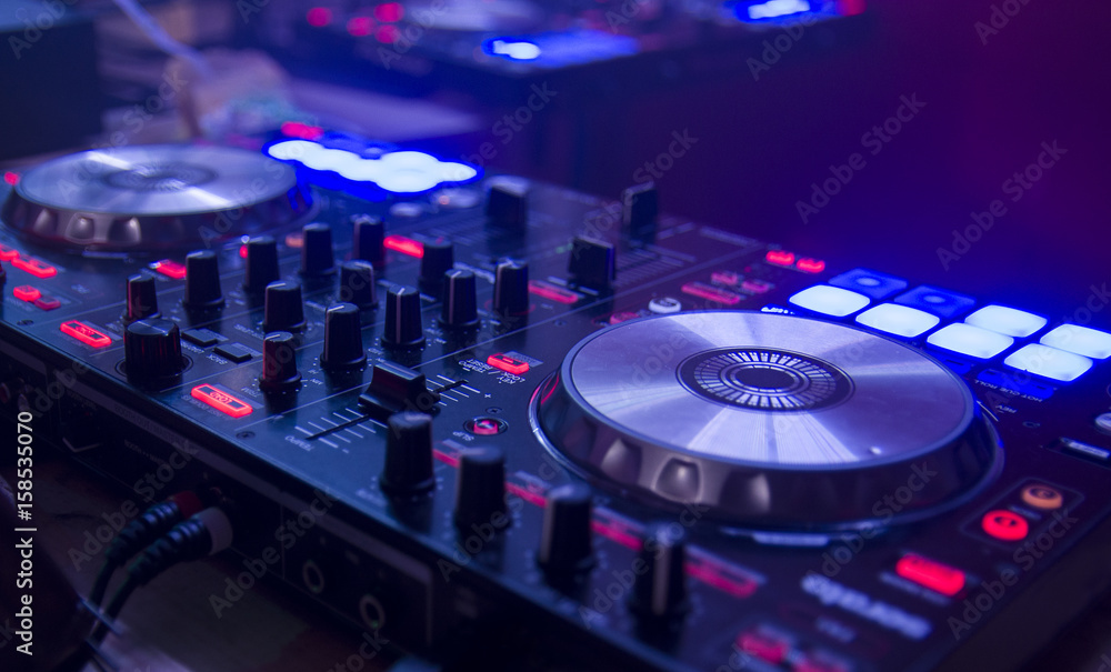mesa de mezclas controladora de sonido en discoteca fiesta techno foto de  Stock | Adobe Stock
