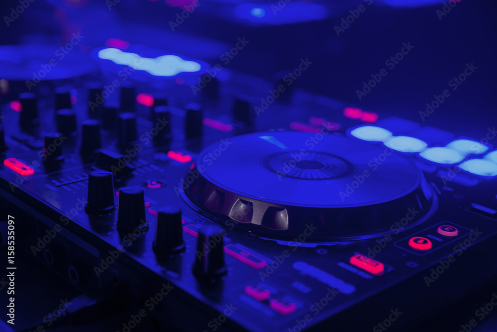 mesa de mezclas controladora de sonido luces azules