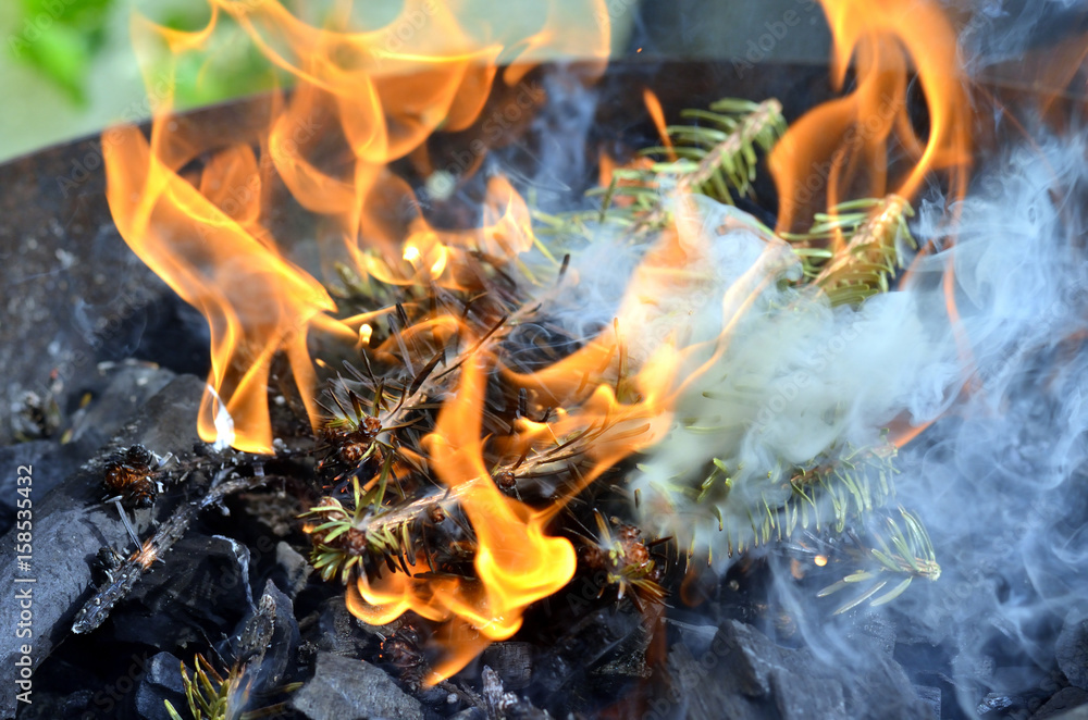 Grill mit Feuer und grauem Qualm Grill mit Feuer und grauem Qualm