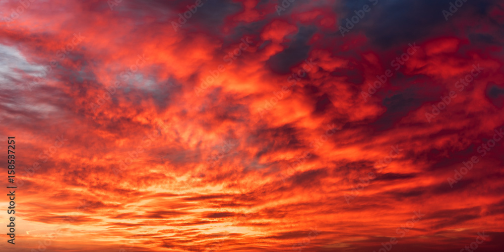 Naklejka premium Czerwone niebo o wschodzie słońca