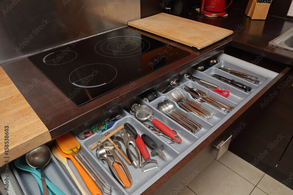 Fototapeta premium grand tiroir de cuisine avec couverts