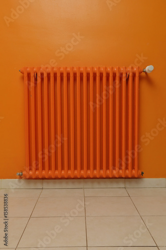 Wallpaper Mural radiateur peint en orange, couleur du mur Torontodigital.ca