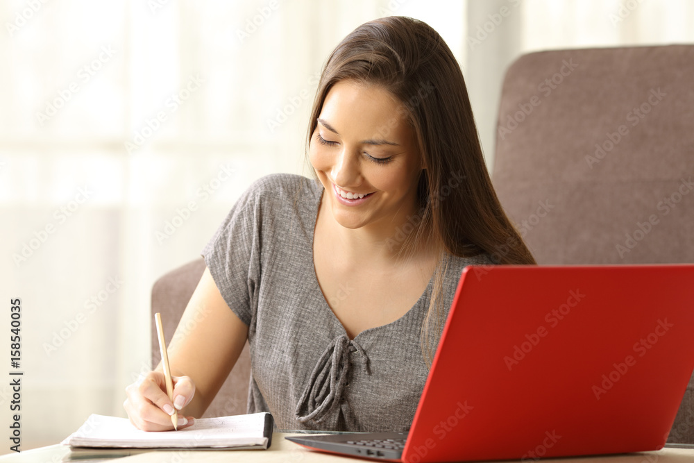 Student learning and taking notes on line Student learning and taking notes on line