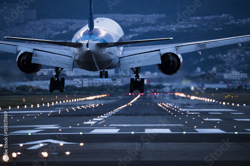 Photo In the evening, the plane is about to land on the runway