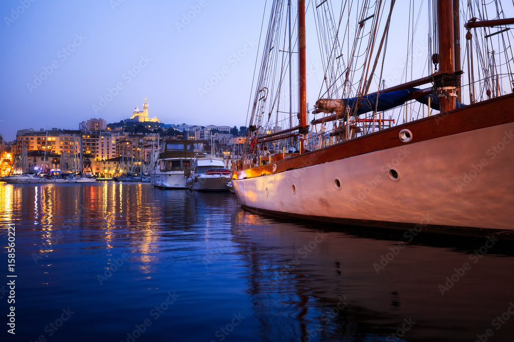 Vieux Port de Marseille et Notre Dame de la Gerde Vieux Port de Marseille et Notre Dame de la Gerde