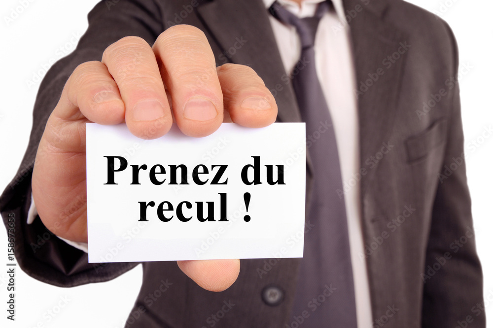 Homme tenant une carte avec prenez du recul écrit dessus Homme tenant une carte avec prenez du recul écrit dessus