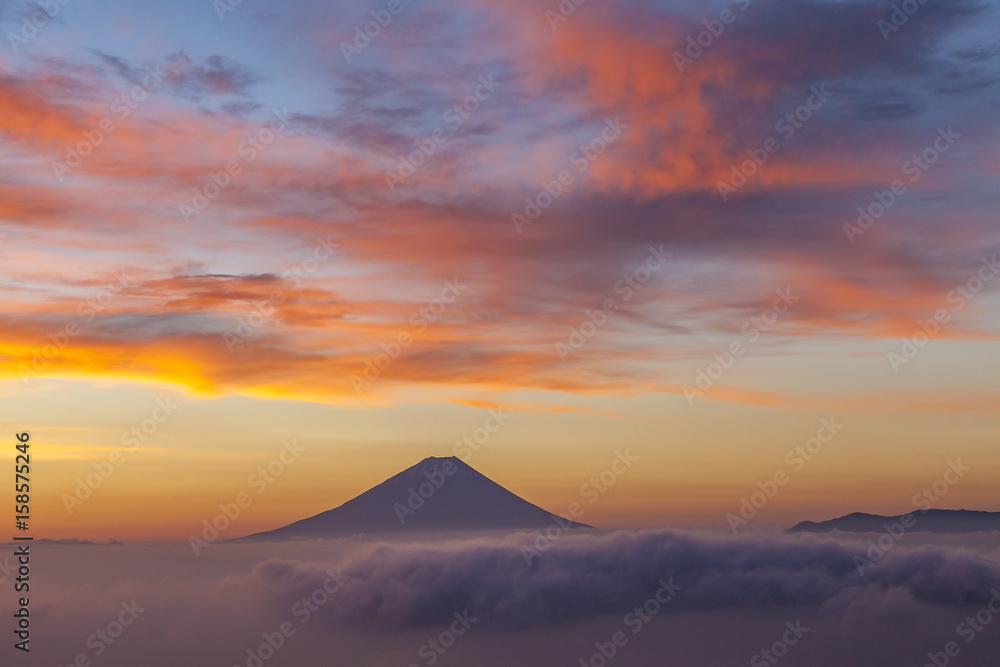 富士山と朝焼けの空　山梨県韮崎市甘利山にて