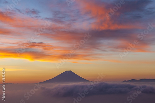 富士山と朝焼けの空 山梨県韮崎市甘利山にて