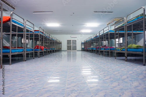 Foto a row soldier bunk beds.