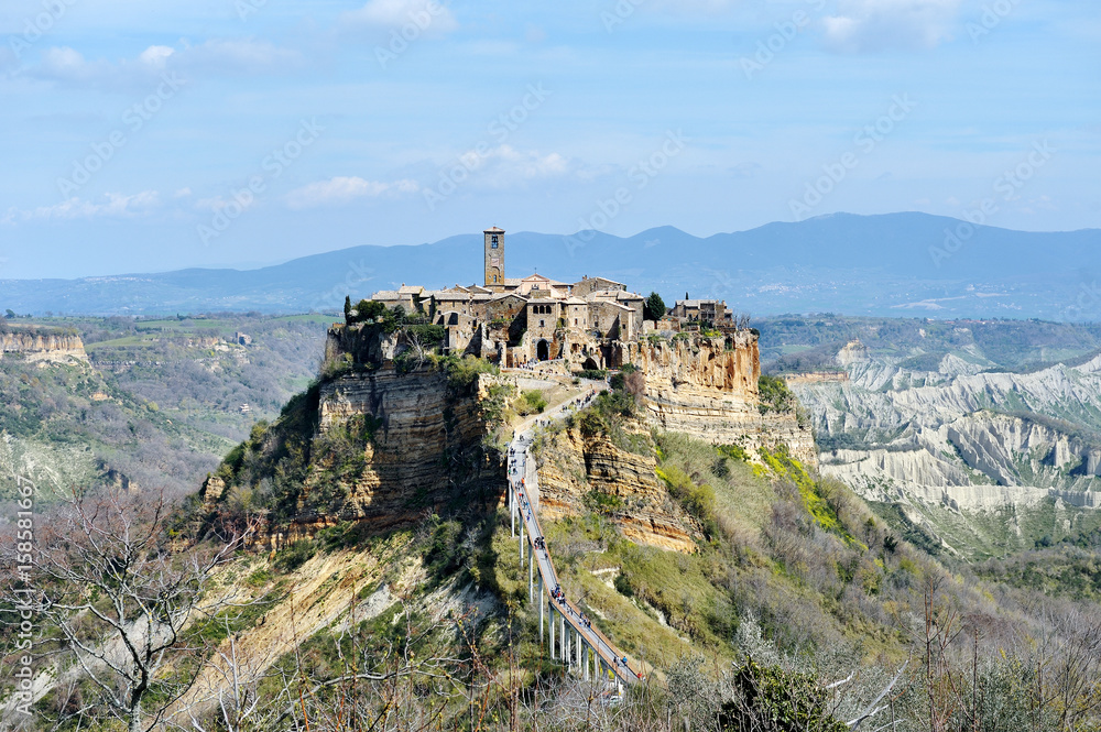 Fototapeta premium Civita di Bagnoregio, Włochy - panorama średniowiecznej wioski