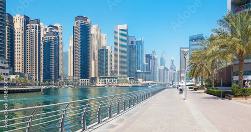 Tableau sur toile DUBAI, UAE - APRIL 1, 2017: The Marina promenade.
