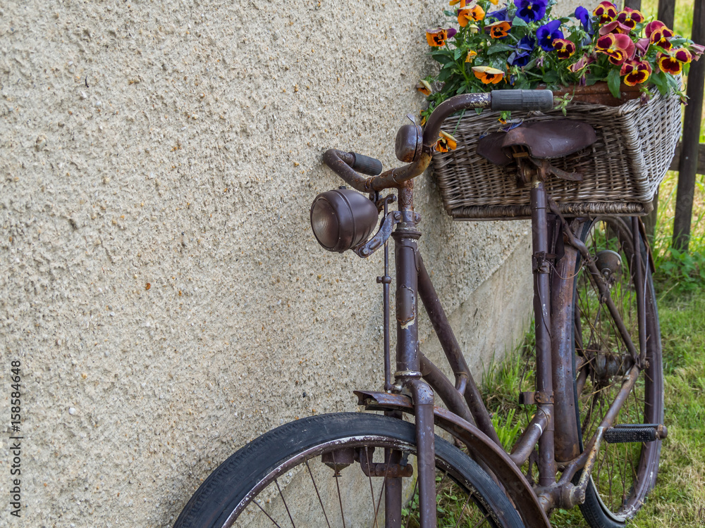 Altes rostiges Fahrrad Stock-Foto | Adobe Stock