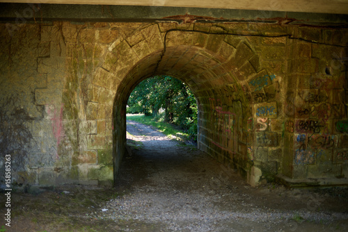 Arco bajo un puente en una ruta de senderismo