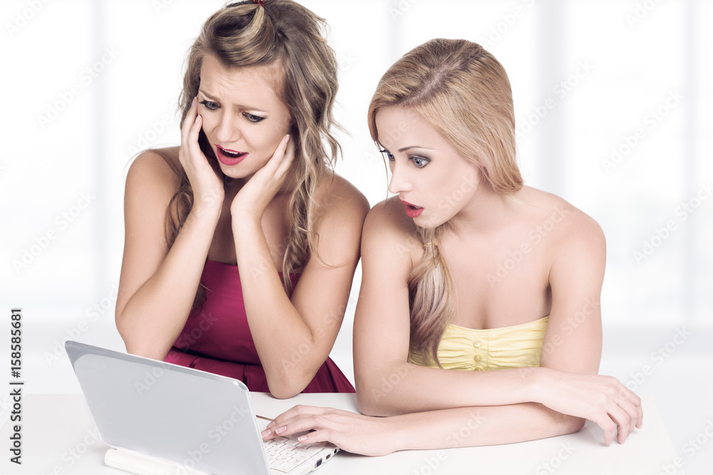 Obraz premium Two young women working with computer