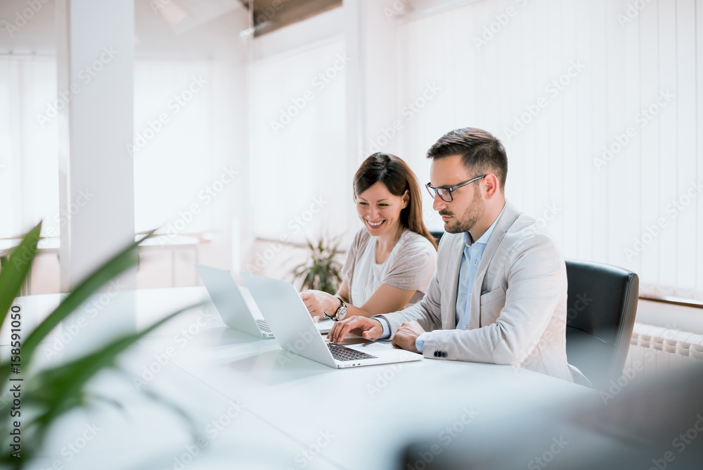 Obraz premium Business coworkers discussing new ideas in a modern office