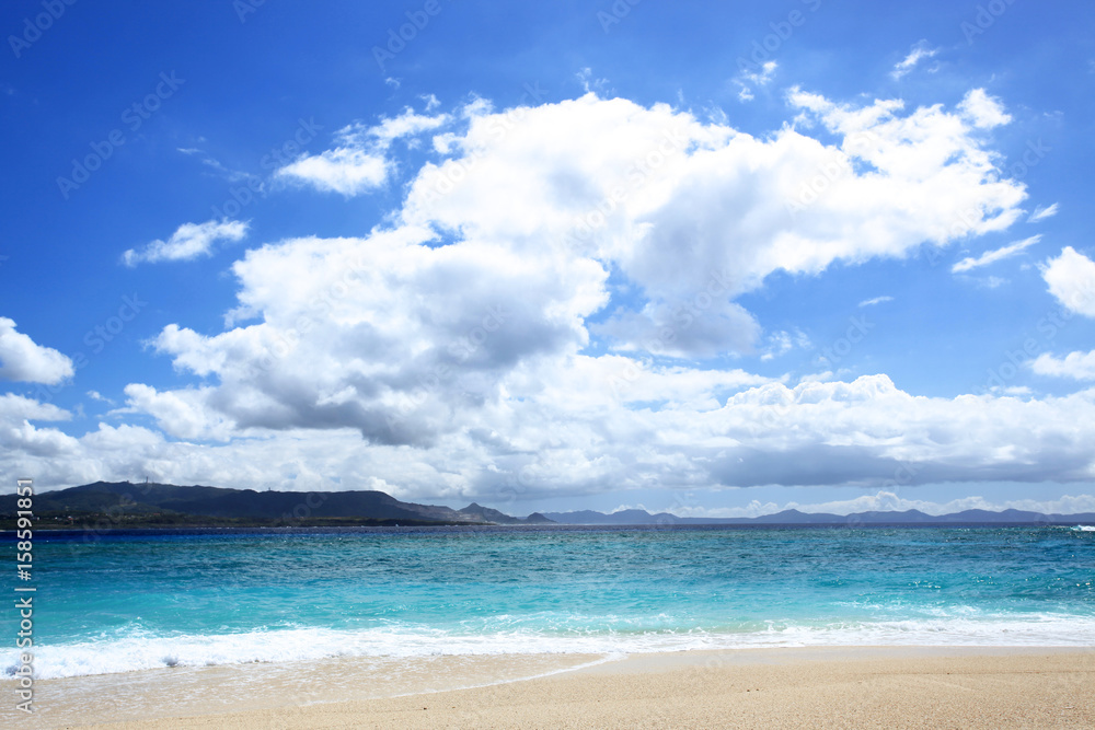 美しい沖縄のビーチと夏空
