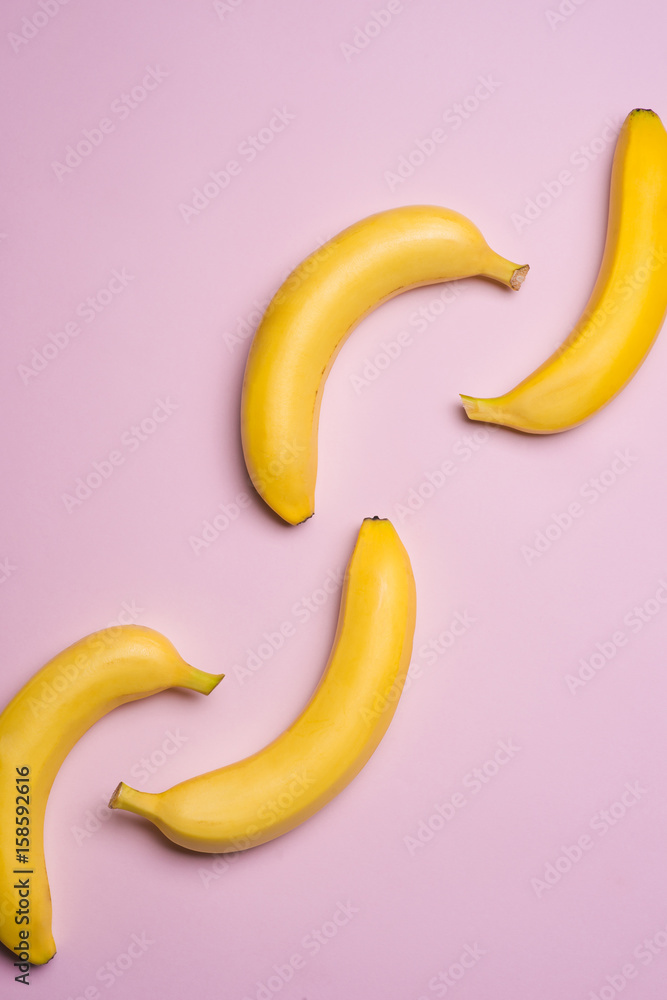Naklejka premium Widok z góry. Grupa bananów na różowym tle.