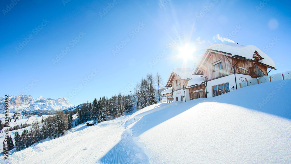 Winter Skihütte in den Dolomiten