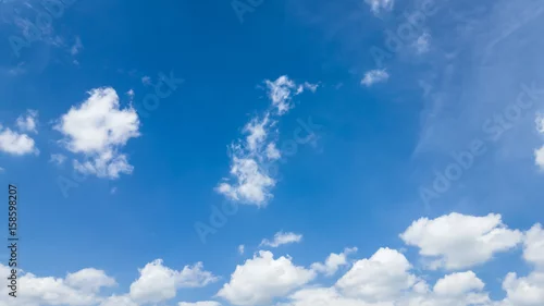 Obraz Piękne letnie błękitne niebo z chmurami
