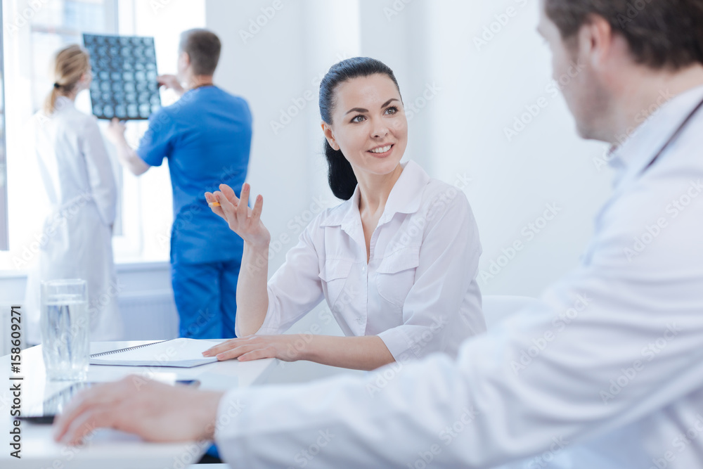 Obraz premium Inventive therapists having professional discussion at the hospital