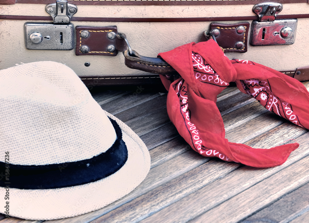 foulard, chapeau de paille et valise Stock Photo | Adobe Stock