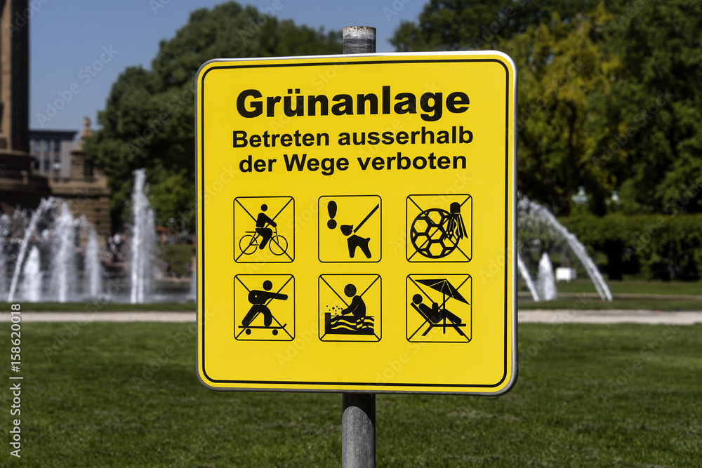 Hinweiszeichen, Deutschland, Park: Grünanlage - Betreten außerhalb der Wege verboten Hinweiszeichen, Deutschland, Park: Grünanlage - Betreten außerhalb der Wege verboten