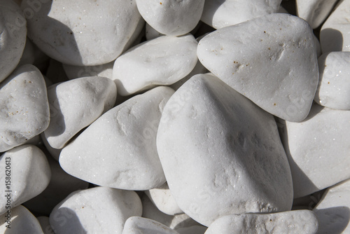 Panel kuchenny z motywem Białe kamienie. Kamienie w słoneczny dzień. Kamieniste tło