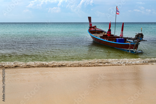 Thai traditional boat on the beach on the roads © Ruslan Kudrin