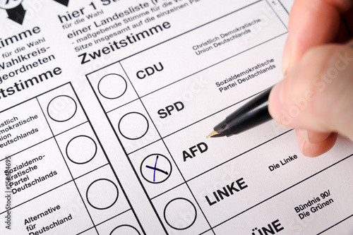 Stimmzettel zur Bundestagswahl, Hand mit Stift macht ein Kreuz bei AFD photo