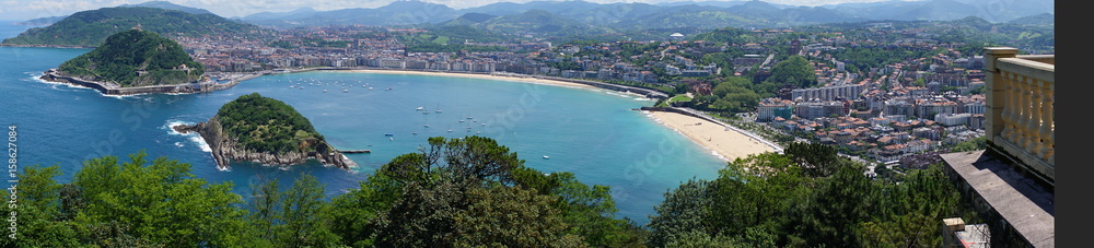Obraz premium La Concha, San Sebastian Bay from Mount Igueldo