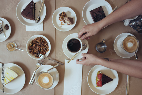 table garnie gourmande avec café dans les mains  photo