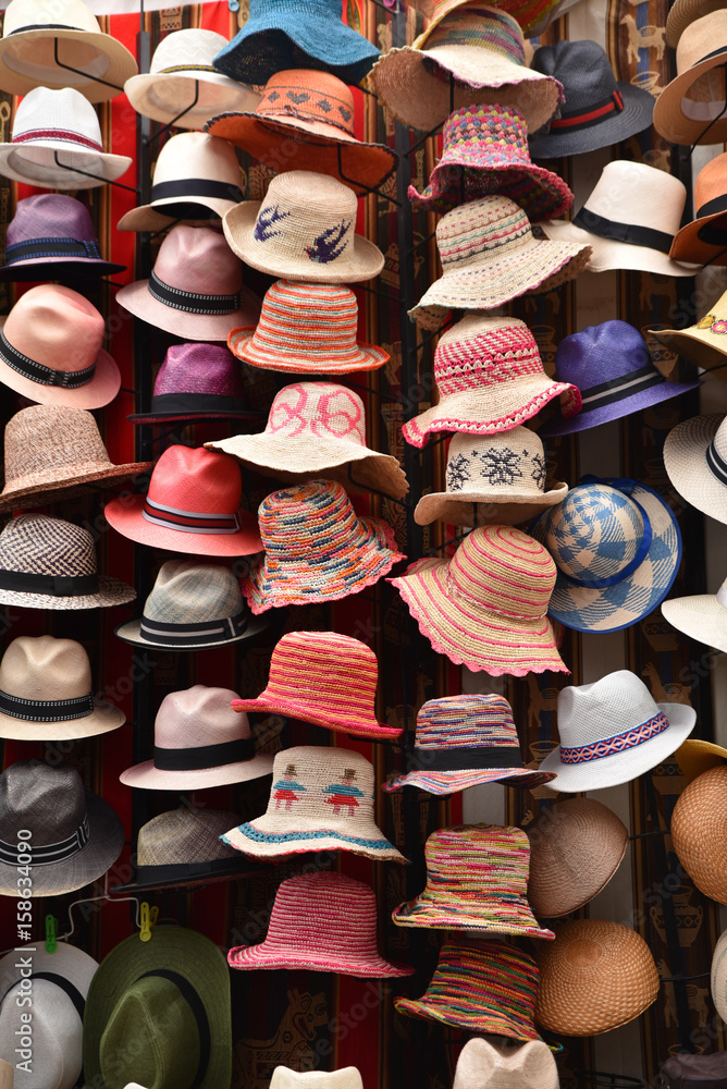 Chapeaux péruviens au marché indien de Pisac au Pérou Stock Photo | Adobe  Stock