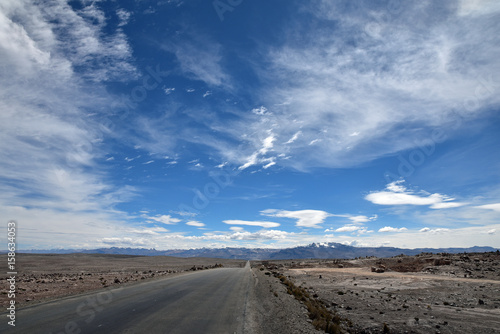 Route de l'altiplano andin au col dePatapampa au Pérou 