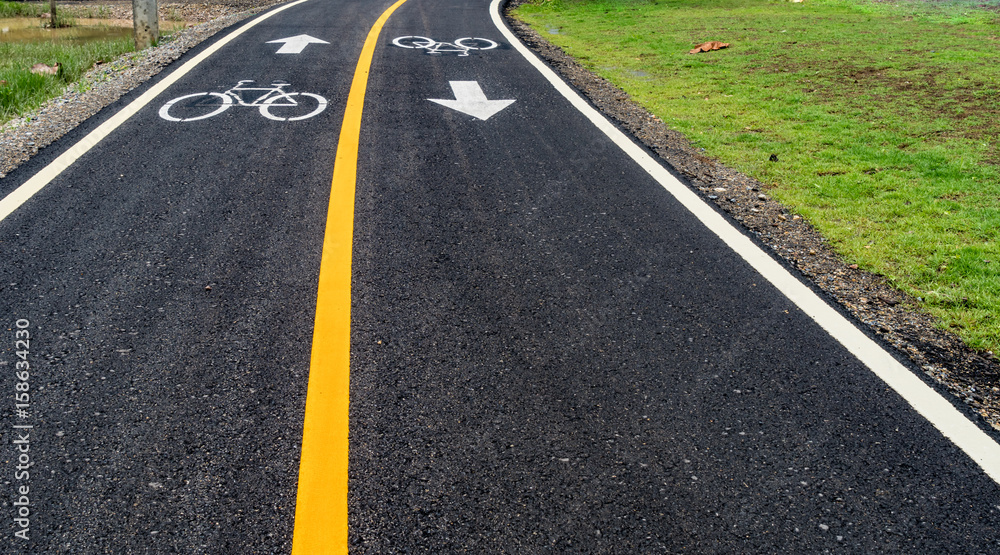 Naklejka premium Asphalt bicycle road with yellow line