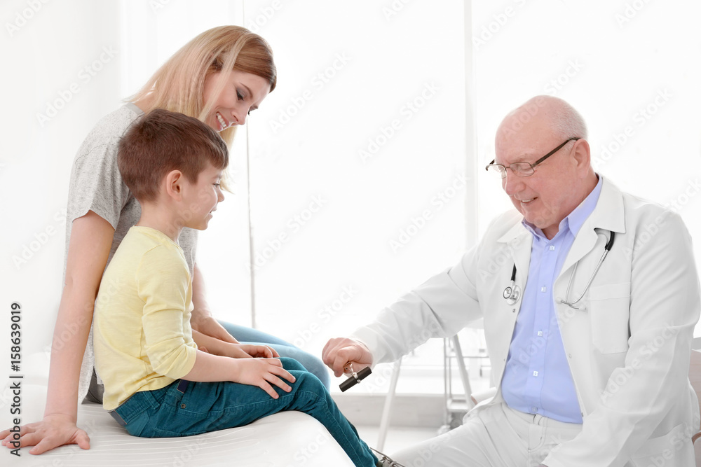Obraz premium Little boy with mother at neurologist's office