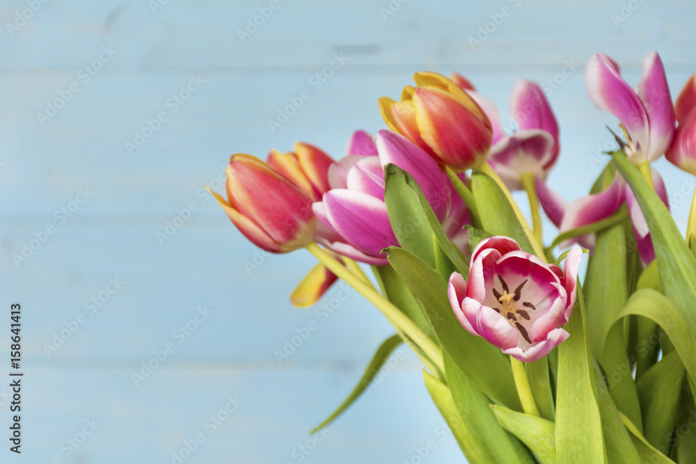Obraz premium bouquet of pink tulips on a wooden background 