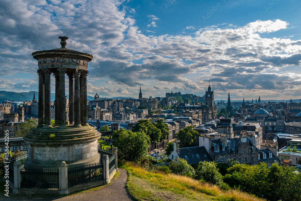 Obraz premium Edinburgh view from Dugald Stewart Monument hill