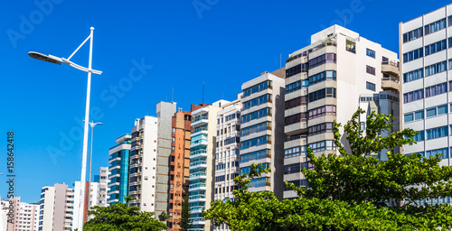 Prédios de apartamentos.
