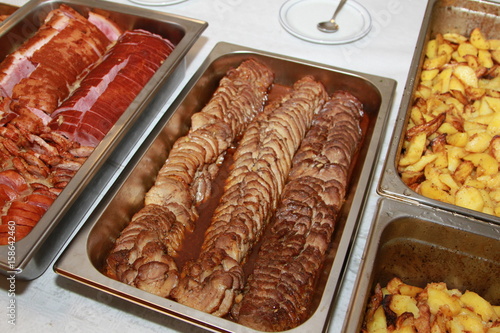 Gebratenes und gegrilltes Fleisch geschnitten für Buffet Service
