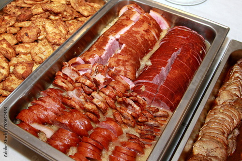 Gebratenes und gegrilltes Fleisch geschnitten für Buffet Service