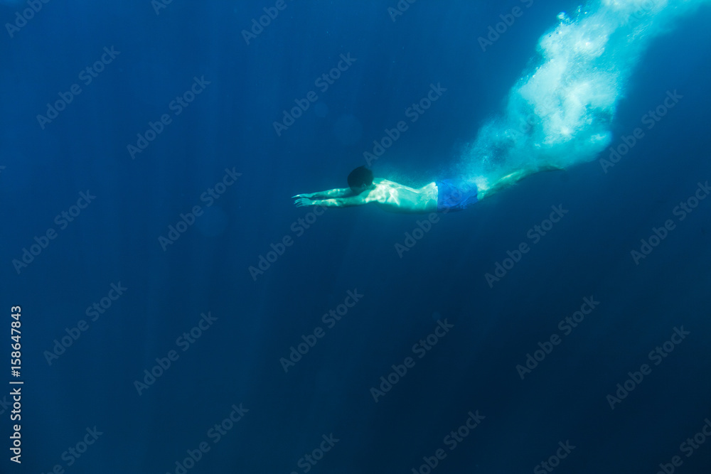 Fototapeta premium man dive underwater